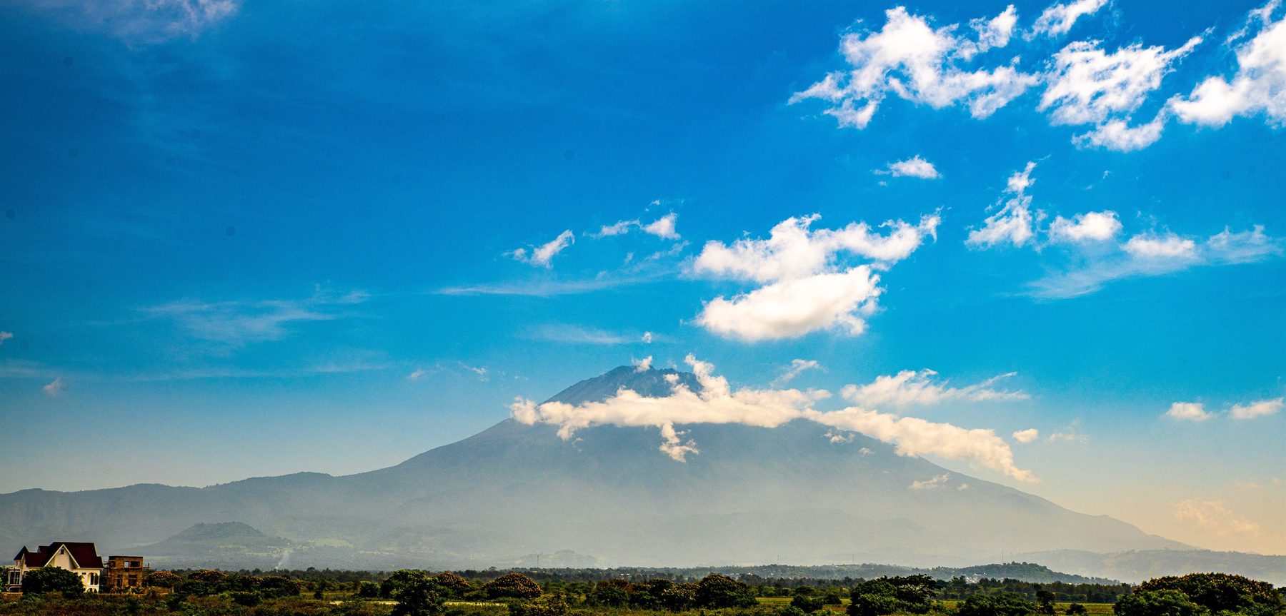 Der Mount Meru erhebt sich hinter der Ebene unter weitem Himmel
